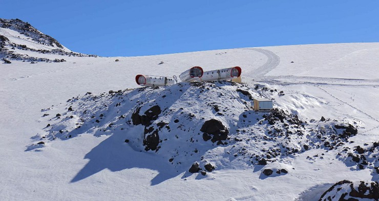 На седловине Эльбруса расположен самый высокогорный приют Европы, впервые оборудованный в 1933 г. на высоте около 5300 м над уровнем моря.
